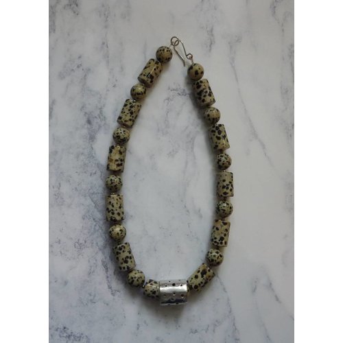 Angela Learoyd Dalmatiner Jasper Barrel und Sphere und Silber Halskette Angela Learoyd Dalmatiner Jasper Barrel und Sphere und Silber Halskette