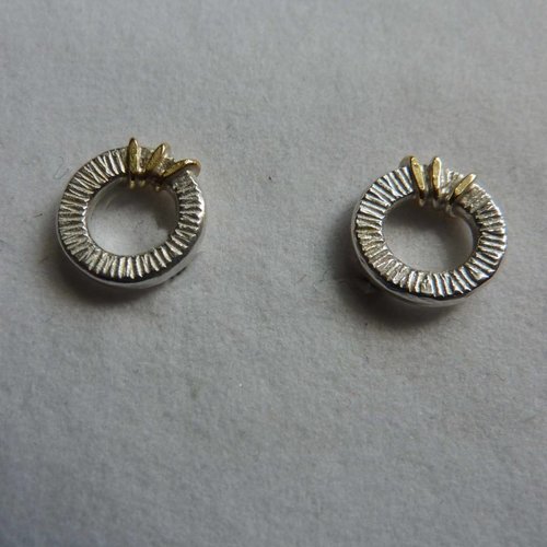 Adele Taylor Runde Ohrstecker aus oxidiertem Silber und 18 Karat Gold Adele Taylor Runde Ohrstecker aus oxidiertem Silber und 18 Karat Gold