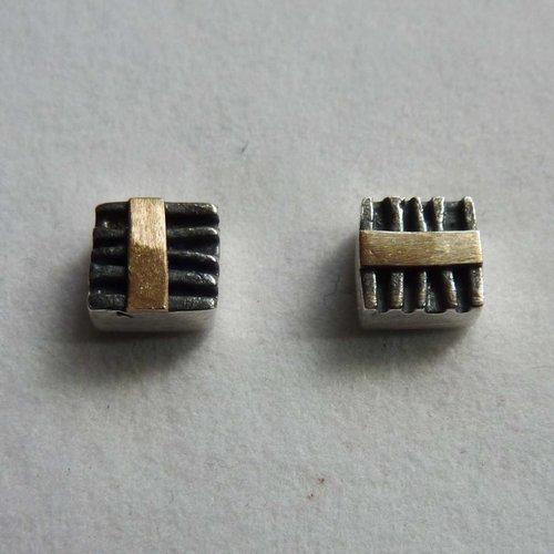 Adele Taylor Quadratische Ohrstecker Oxid Silber & 14 Karat Gold 2 Adele Taylor Quadratische Ohrstecker Oxid Silber & 14 Karat Gold 2