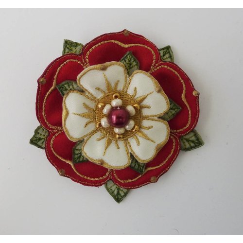 Vikki Lafford Garside Tudor Broche bordado doble rosa Vikki Lafford Garside Tudor Broche bordado doble rosa