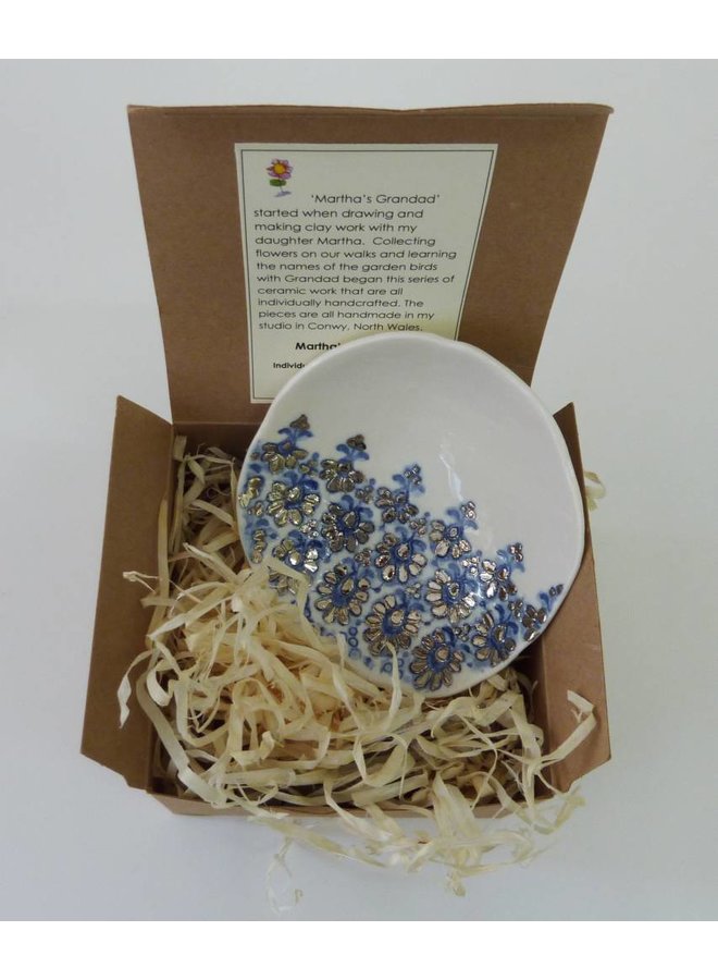 Cuenco de encaje azul con brillo de platino