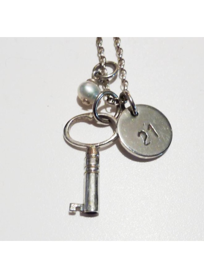 Key with 21 disc and pearl silver necklace