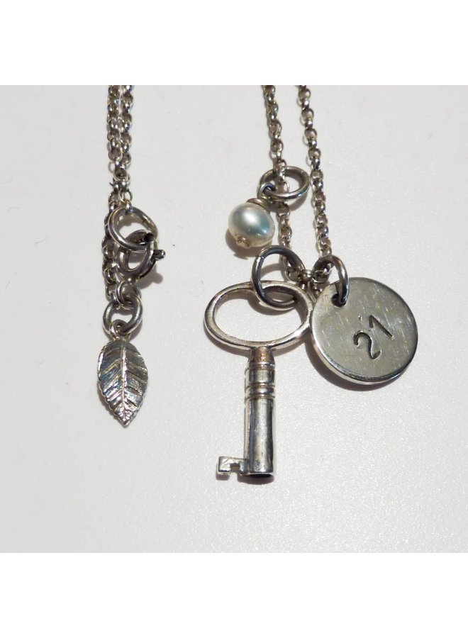 Key with 21 disc and pearl silver necklace