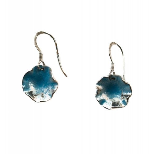 Maria Santos Pendientes redondos ondulados de plata y gancho de esmalte azul Maria Santos Pendientes redondos ondulados de plata y gancho de esmalte azul