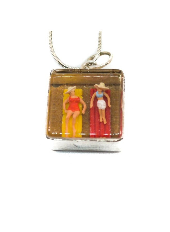 Square diorama Sunbathers Pendant