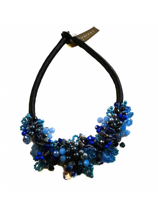 Collar de cuentas de satén azul oscuro.