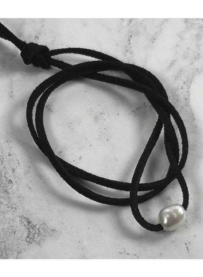 Freshwater Pearl black suede pendant 041