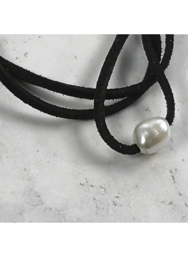 Freshwater Pearl black suede pendant 041