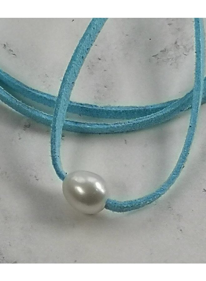 Freshwater Pearl blue suede pendant 042