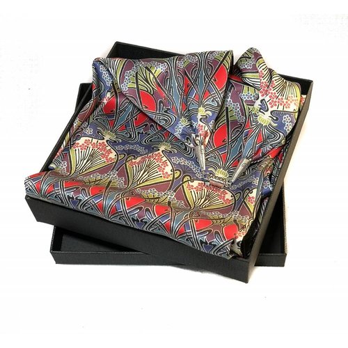 Lady Crow Silks Nouveau Satin und Silk Scarf mit Magnetverschluss Boxed Lady Crow Silks Nouveau Satin und Silk Scarf mit Magnetverschluss Boxed