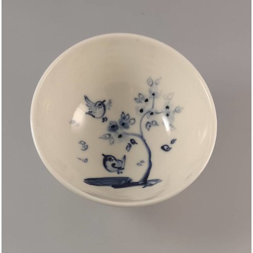 Mia Sarosi Pájaro con cereza pintada a mano en porcelana Tiny 010 Mia Sarosi Pájaro con cereza pintada a mano en porcelana Tiny 010
