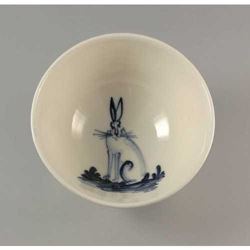 Mia Sarosi Hase sitzend - winzige handbemalte Porzellanschale 001 Mia Sarosi Hase sitzend - winzige handbemalte Porzellanschale 001