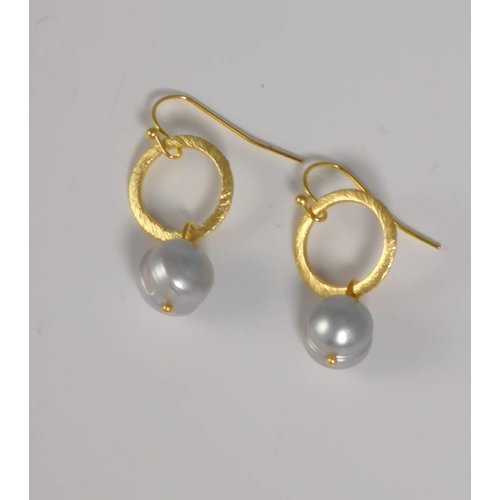 Ladies Who Lunch Pendiente de gota de perla oro grabado al ácido 044 Ladies Who Lunch Pendiente de gota de perla oro grabado al ácido 044