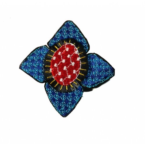 Laura Marriott Ikat dk. blue flower embroidered brooch boxed 011 Laura Marriott Ikat dk. blue flower embroidered brooch boxed 011