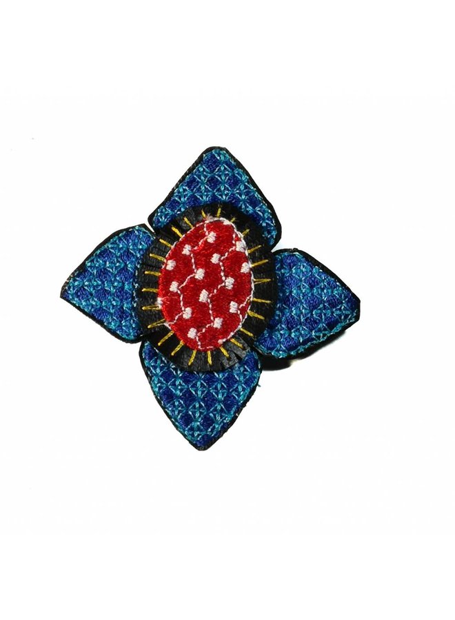 Ikat dk. Broche bordado flor azul en caja 011