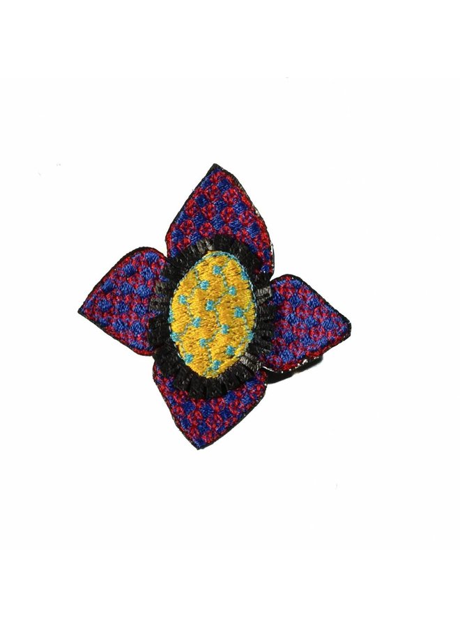 Broche bordado flor morada Ikat en caja 008