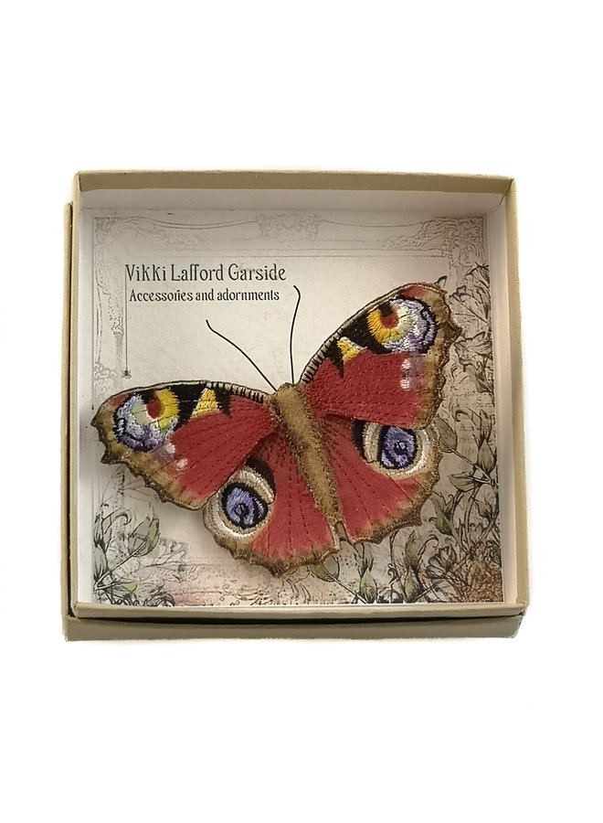 Broche bordado de mariposa británica de pavo real en caja 001