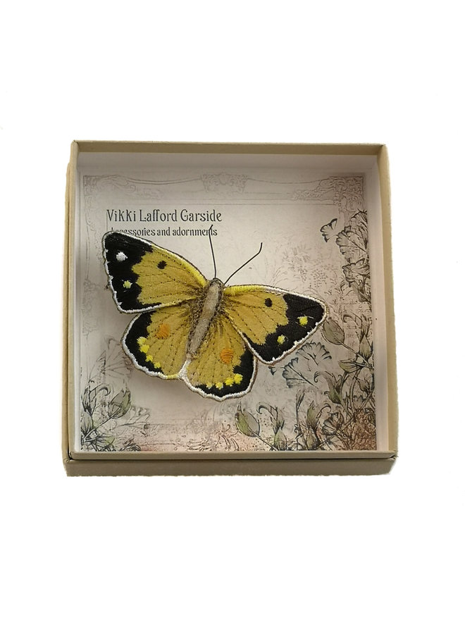 Broche en caja Bordado Mariposa Amarilla Nublada 055