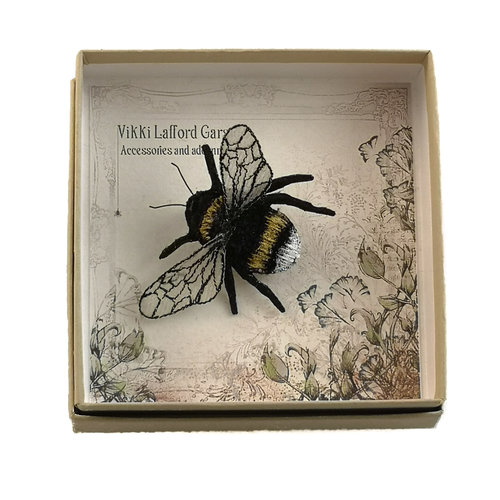 Vikki Lafford Garside Abejorro de cola blanca bordado abeja en caja broche 056 Vikki Lafford Garside Abejorro de cola blanca bordado abeja en caja broche 056