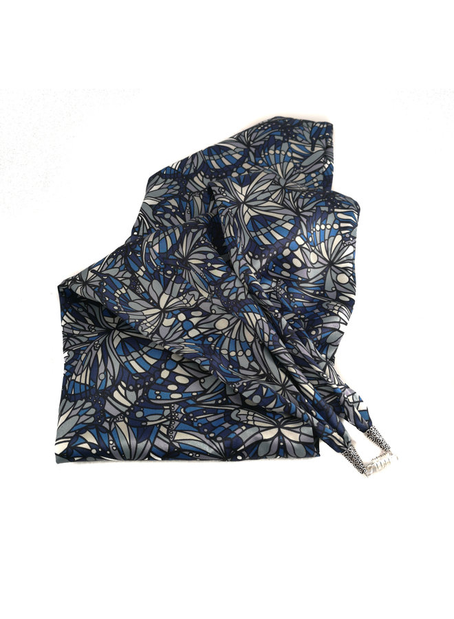 Joya azul de satén y bufanda de seda con cierre magnético en caja