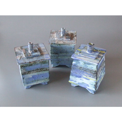Dianne Cross Abgewinkelte blaue Wash Shoreline-Box mit Füßen, jeweils 07 Dianne Cross Abgewinkelte blaue Wash Shoreline-Box mit Füßen, jeweils 07