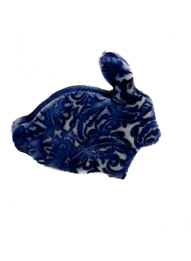 Häschen kleine blau gestempelte Keramikbrosche 080