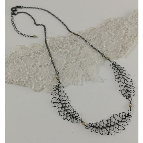 Judith Brown Blatt mit Altgoldperlenkette 04 Judith Brown Blatt mit Altgoldperlenkette 04