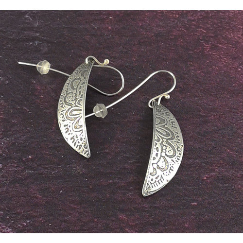 Anna Roebuck Pendientes de gancho largos de metal con flor de encaje de hemisferio largo 49 Anna Roebuck Pendientes de gancho largos de metal con flor de encaje de hemisferio largo 49