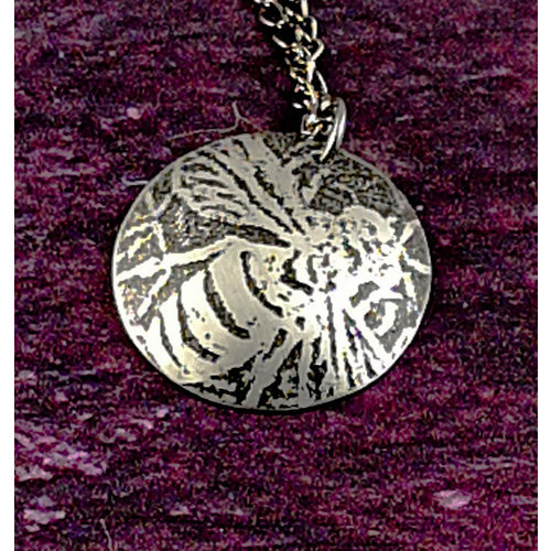 Anna Roebuck Abeja metal oscuro, colgante domo 40 Anna Roebuck Abeja metal oscuro, colgante domo 40