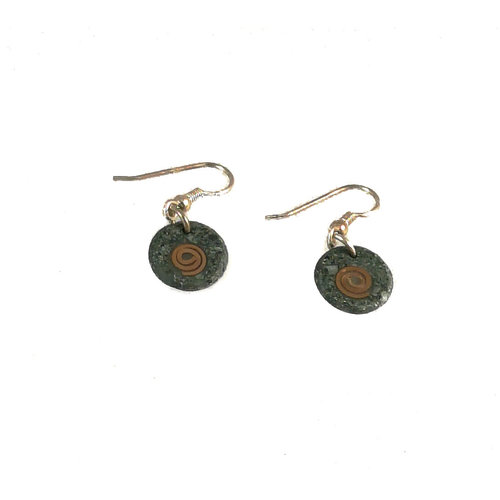 Slate & Silver Disco de pizarra con pendientes de cobre en espiral 11 Slate & Silver Disco de pizarra con pendientes de cobre en espiral 11