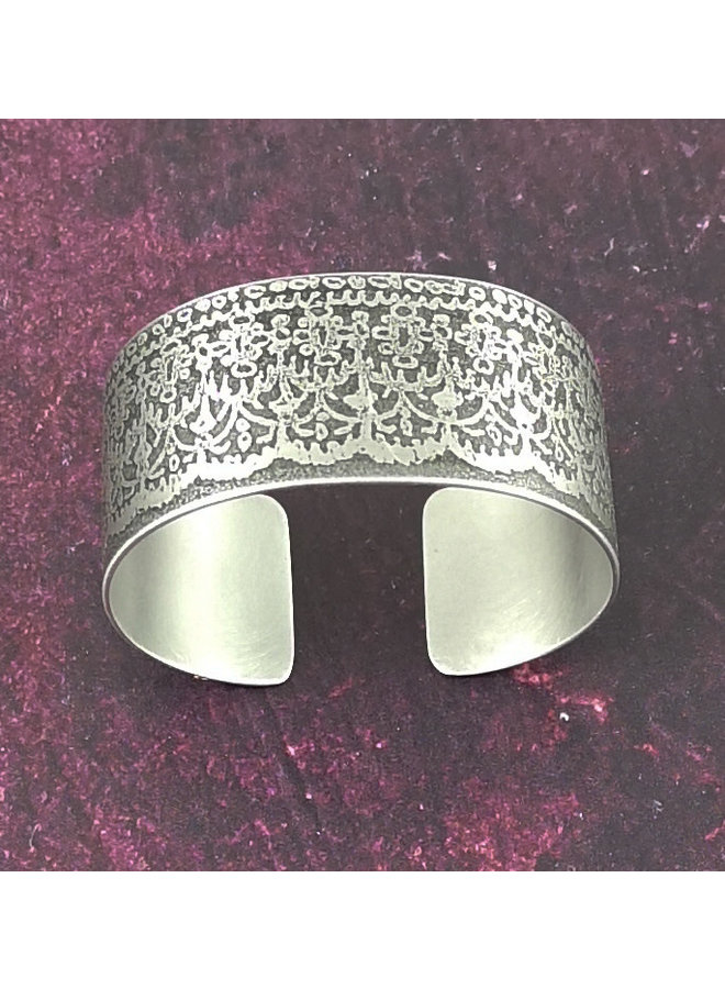 Brazalete de encaje con volantes de metal oscuro 72