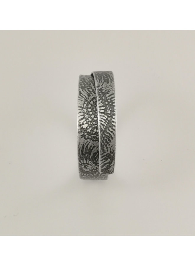 Overlap Cuff Ammonite dark metal 79