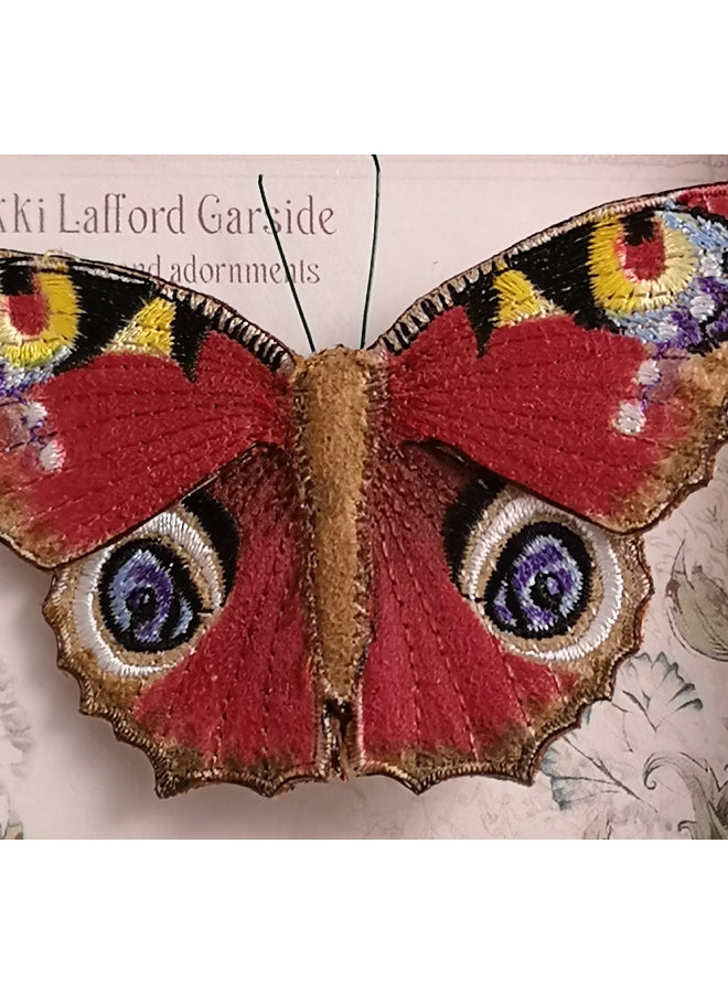 Broche bordado de mariposa británica de pavo real en caja 001