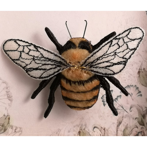 Vikki Lafford Garside Common Carder Bee geborduurde broche 071 Vikki Lafford Garside Common Carder Bee geborduurde broche 071