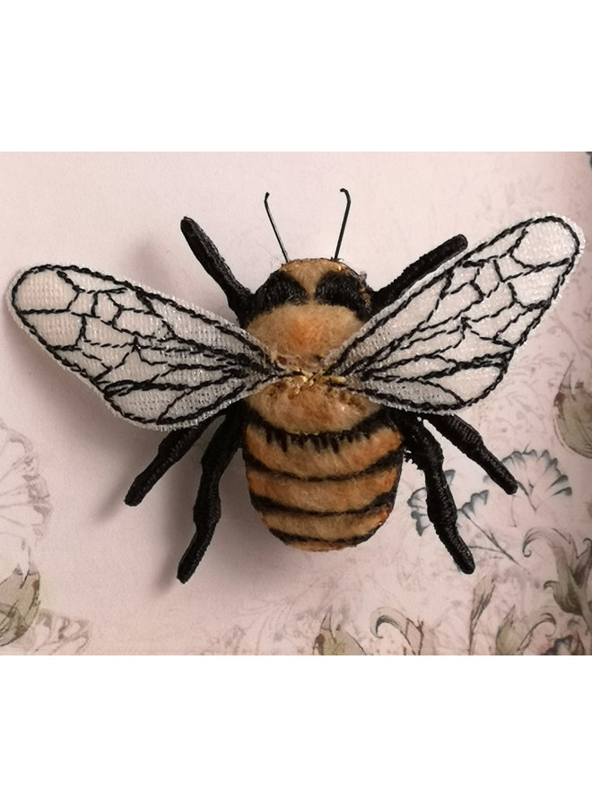 Брошь Common Carder Bee с вышивкой 071