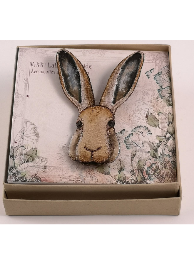Broche brodée lièvre 075