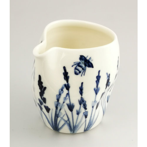 Mia Sarosi Jarra de porcelana de lavanda y abejas pintada a mano 041 Mia Sarosi Jarra de porcelana de lavanda y abejas pintada a mano 041
