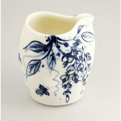 Mia Sarosi Jarra de porcelana Wisteria and Bees pintada a mano 044 Mia Sarosi Jarra de porcelana Wisteria and Bees pintada a mano 044