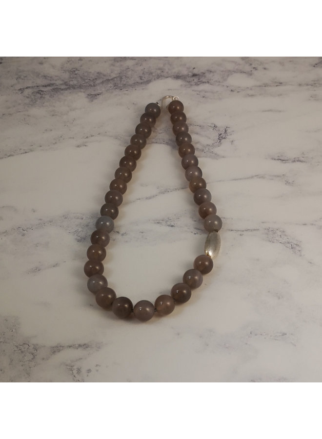 Grauer runder Achat mit ovaler silberner Schotenhalskette 106