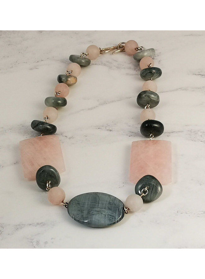 Collar de cuarzo rosa con piedras semipreciosas grises y eslabones de plata 07