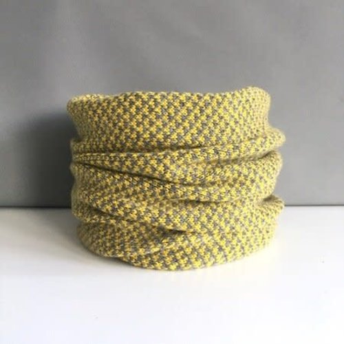 Olive Pearson Designs Lana de cordero Merino Harris Cowl Tumeric Grey 012 Olive Pearson Designs Lana de cordero Merino Harris Cowl Tumeric Grey 012