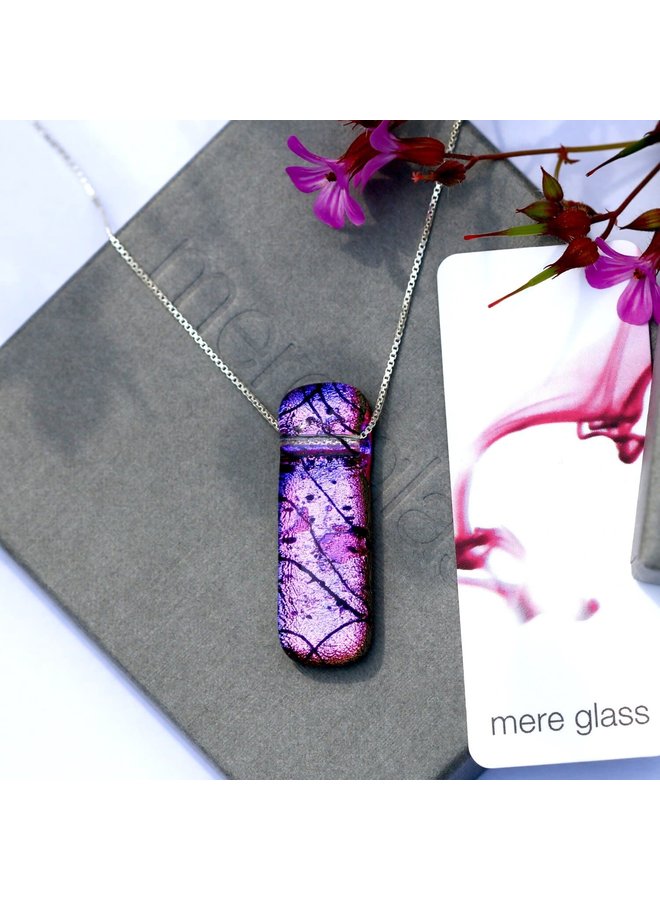Розовое и фиолетовое дихроичное стекло и серебряный кулон Lilabet 45