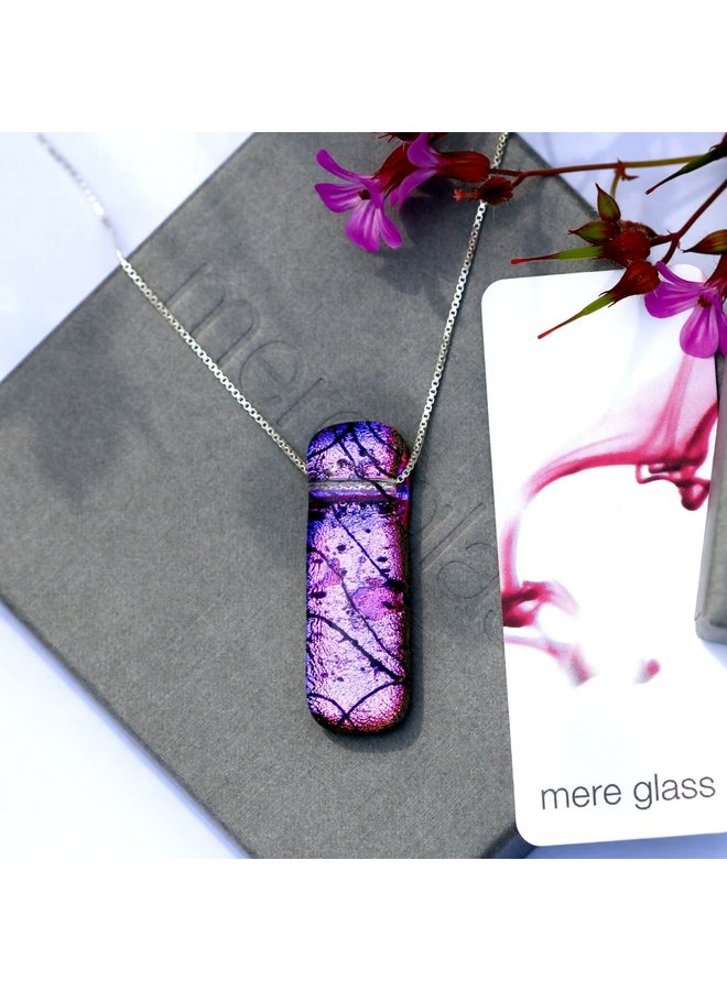 Pendentif en verre dichroïque rose et violet et lilabet argent 45