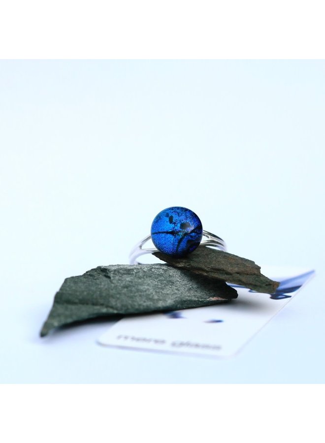 Регулируемое кольцо из дихроичного стекла темно-синего цвета и серебра 22