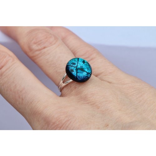 Mere Glass Verstellbarer Ring aus eisblauem dichroitischem Glas und Silber 23 Mere Glass Verstellbarer Ring aus eisblauem dichroitischem Glas und Silber 23