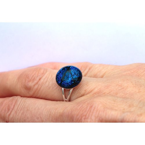 Mere Glass Verstellbarer Ring aus tiefblauem dichroitischem Glas und Silber 29 Mere Glass Verstellbarer Ring aus tiefblauem dichroitischem Glas und Silber 29