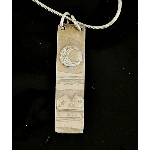 Inky Linky Zilveren geëtste ketting met volle maan en huis 01 Inky Linky Zilveren geëtste ketting met volle maan en huis 01