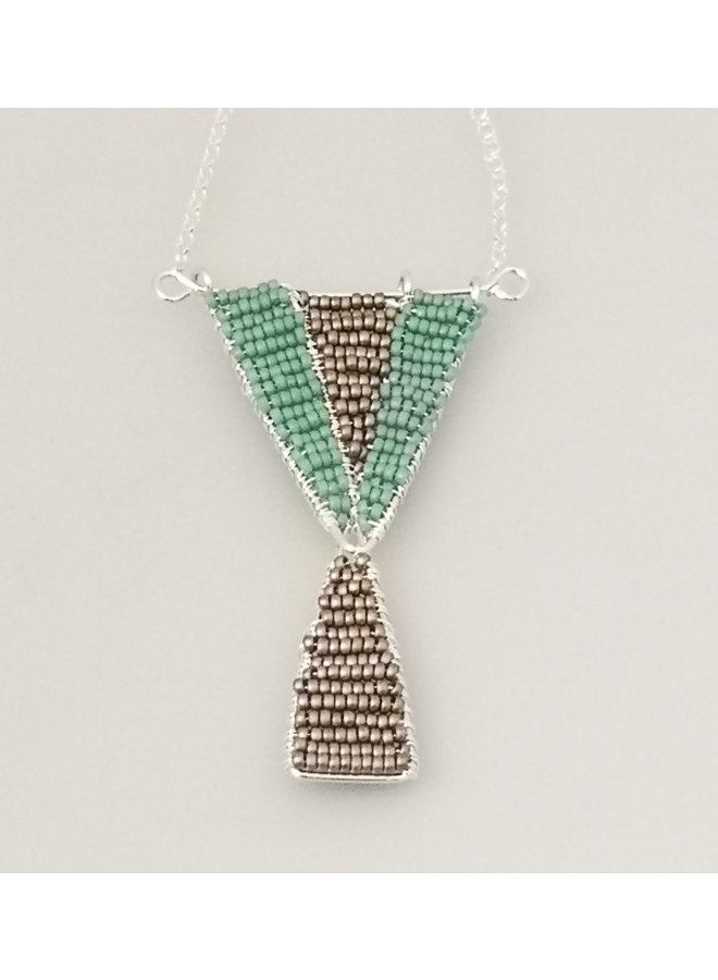 Pendentif en argent avec perles de verre géométriques 38