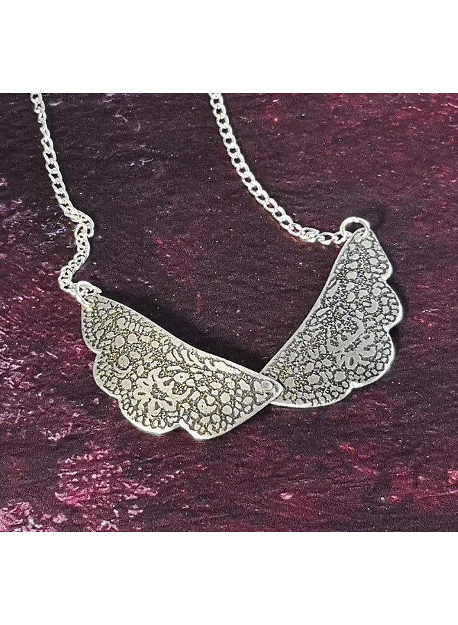 Ожерелье из легкого металла с гравировкой и кружевным воротником 82