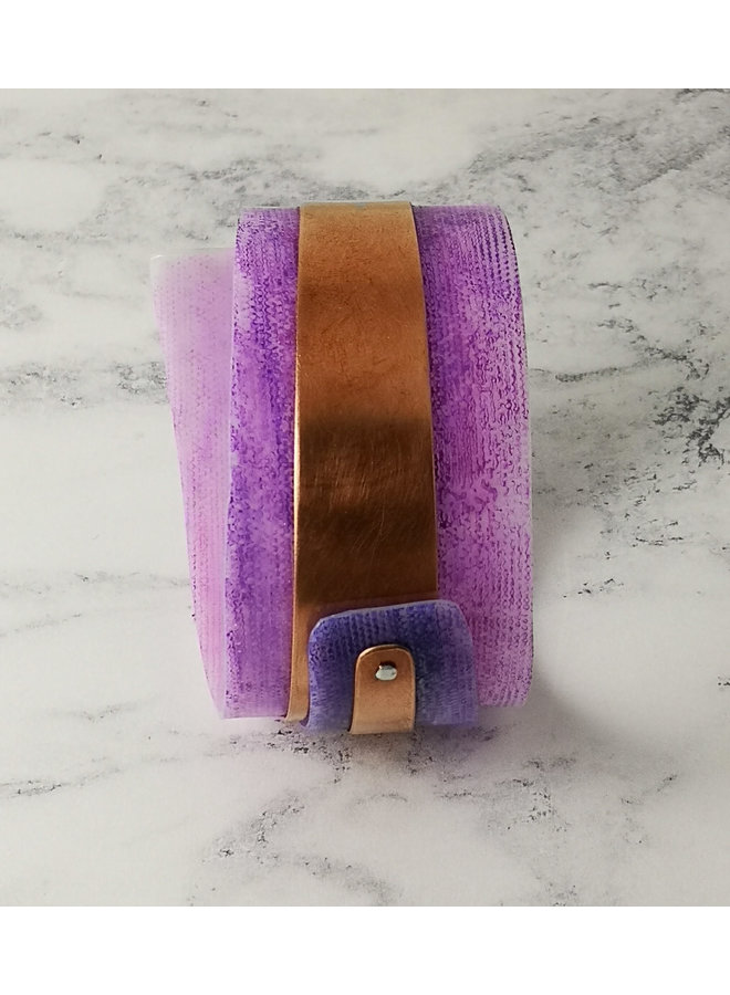 Brazalete violeta ajustable de cobre reciclado y plastico 102